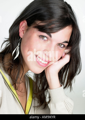 Ruhende Kopf einerseits lächelnde Frau. Stockfoto