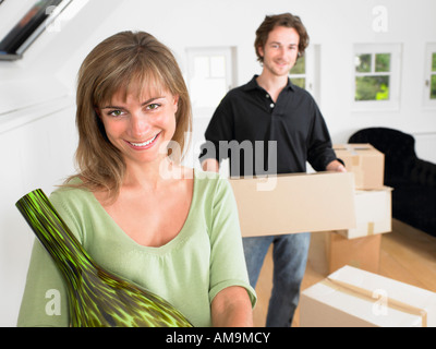 Paar ins neue Heim Lächeln auf den Lippen bewegen. Stockfoto