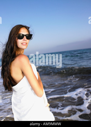Frau, die in ein Handtuch am Strand. Stockfoto