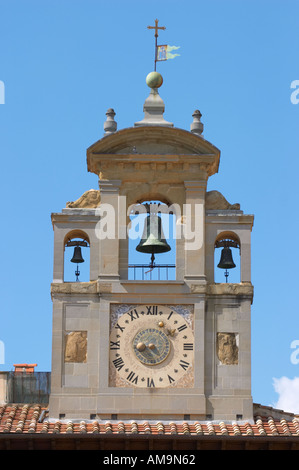 Uhr an den Palazzo della Fraternita dei Laici (der Palast der Bruderschaft zu legen), Piazza Grande, Arezzo, Toskana, Italien Stockfoto