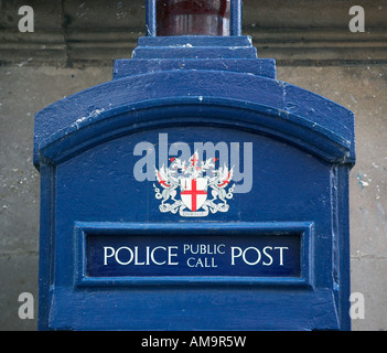 Eine alte blaue öffentliche Ausschreibung Polizeiposten in London Stockfoto