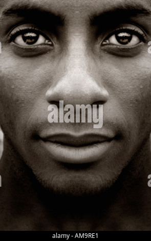 Eng beschnitten Portrait of African American Man Blickkontakt mit Kamera Stockfoto
