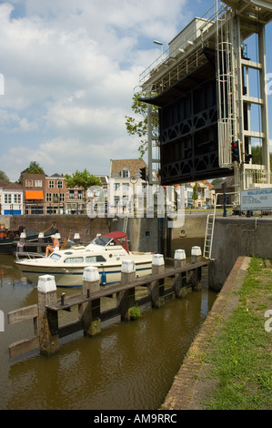 Motorboot vorbei durch die Schleuse Mallegatsluis, Fluss IJsell, Gouda, Niederlande Stockfoto