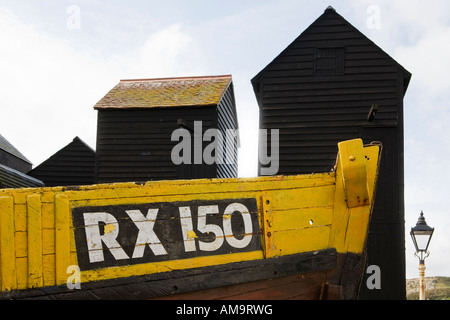 Boote und Fischerhäuser Hütten am Strand in Hastings in East Sussex England UK Stockfoto