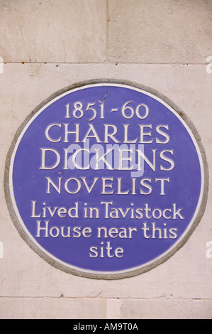 eine blaue Plakette, Charles Dickens, lebte in Tavistock Square in London Stockfoto