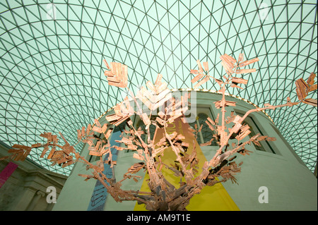 Baum des Lebens machte ein Kunstwerk aus ausgemusterten Waffen vor dem Konflikt in Mosambik in der Great Court in der britischen Stockfoto