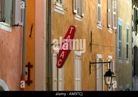 Ein Zeichen Tabac und Altbauten in der wichtigsten Straße Grande Gargouille in die schöne französische Stadt Briançon Stockfoto