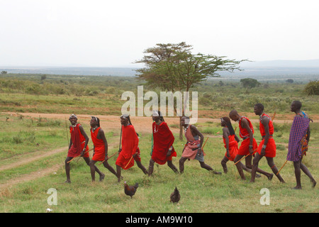 Massai-Krieger führen willkommen Tanz-Stammes-Dorf Masai Mara Kenia in Ostafrika Stockfoto