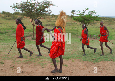 Massai-Krieger führen einen willkommen Stammes-Tanz Masai Mara Kenia in Ostafrika Stockfoto