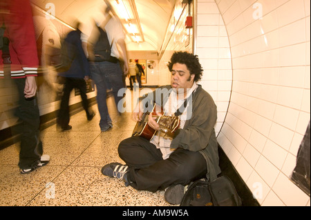 ein Straßenmusikant auf Londoner u-Bahn Stockfoto