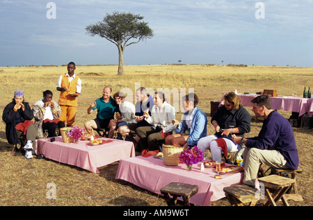 Ost-Afrika Kenia Masai Mara Wildpark ein Champagner Frühstück nach einer Fahrt mit dem Heißluftballon am frühen Morgen Stockfoto