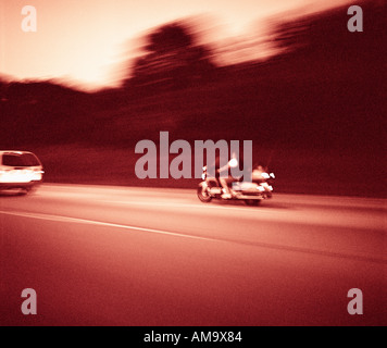 Mann mit einer Honda Goldwing in der Nacht ohne Helm auf Stockfoto