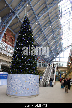 Weihnachtsbaum am Bahnhof St. Pancras International Station London Dezember 2007 Stockfoto