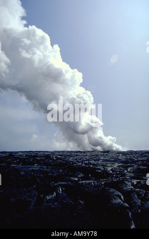 Kilauea Vulkan Lava Flow über den Strand und Straße mit einer großen Wolke aus Dampf aus der Lava trifft den kalten See in Hawaii Stockfoto