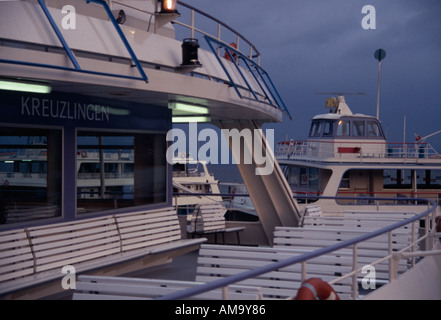 An Bord der Autofähre Kreuzlingen von Konstanz nach Meersburg gesehen hier im Hafen von Konstanz in der Abenddämmerung Deutschland Stockfoto