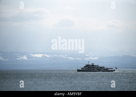 Ein Passagierschiff von das Weisse Flotte überqueren See Constanze an einem windigen Frühlingstag Deutschland Stockfoto