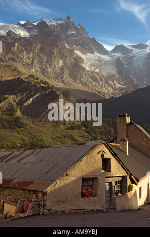 Eine Straßenszene in der alpinen Dorf La Grave Stockfoto
