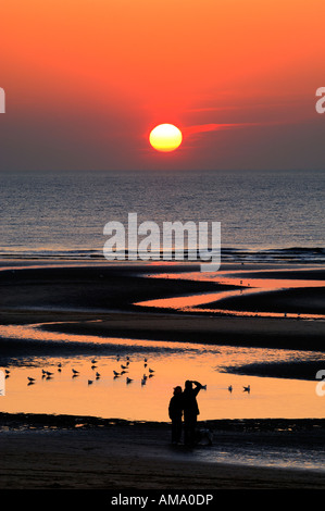Sonnenuntergang am Strand Blackpool Lancashire England uk Europa paar Stockfoto