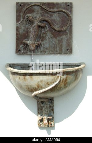 Keramik handgefertigt Studio Wasser Brunnen an der Wand befestigte Schüssel Eidechse Motiv halbrunden Plaque Schatten geworfen Stockfoto