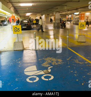Zone für entladen Kinderwagen im Einkaufszentrum Parkplatz reserviert Stockfoto