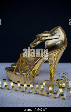 Retro-Stil gold "Plattform" Schuhe Stockfoto