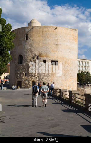 dh Bastioni Cristoforo Colombo ALGHERO Sardinien Touristen zu Fuß entlang der alten Stadtmauer promenade Sulis Turm Stockfoto