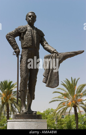 Sevilla-Sevilla Provinz Spanien Statue der Stierkämpfer Pepe Luis Vázquez vor La Maestranza Stierkampfarena Stockfoto