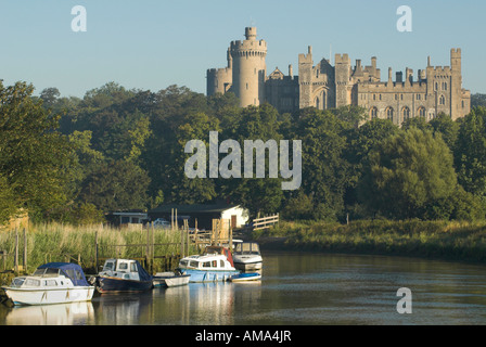 Der Fluss Arun mit Arundel Castle im Hintergrund, Arundel, West Sussex, England. Stockfoto
