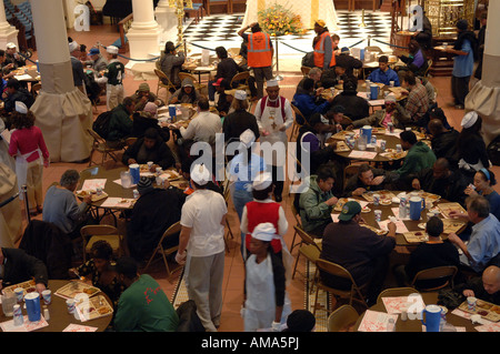 Thanksgiving-Dinner wird auf die bedürftigsten in der Heiligen Apostel Suppenküche im Stadtteil NYC Chelsea serviert. Stockfoto