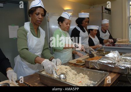 Thanksgiving-Dinner wird auf die bedürftigsten in der Heiligen Apostel Suppenküche im Stadtteil NYC Chelsea serviert. Stockfoto