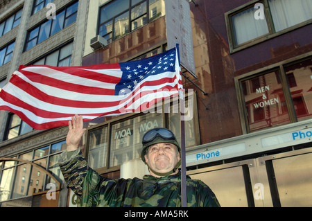 Marine veteran Wellen auf Demonstranten in der Veterans Day Parade in New York City Stockfoto