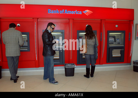 Kunden nutzen die Geldautomaten der Bank of America in der Bankfiliale s Greenwich Village in New York City Stockfoto