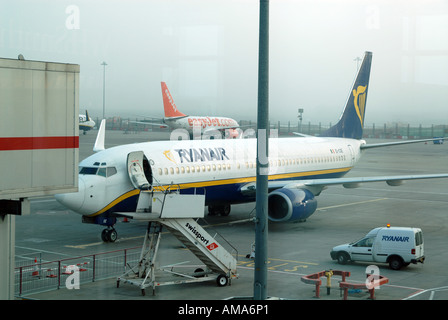 BEREIT zum Abflug am Flughafen STANSTED UK RYANAIR und EASYJET Flugzeuge Foto Julio Etchart Stockfoto