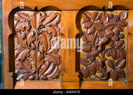 Wales Cardiff Castle Herrn Butes Schlafzimmer geschnitzten Paneelen auf Rückseite der Tür Stockfoto