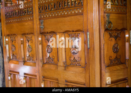Wales Cardiff Cardiff Castle Herrn Butes Schlafzimmer William Burges Lebenszyklus der Motten Kleiderschrank Stockfoto