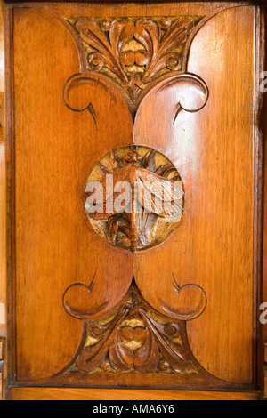 Wales Cardiff Cardiff Castle Herrn Butes Schlafzimmer William Burges Lebenszyklus der Motten Kleiderschrank geschnitzt panel Stockfoto