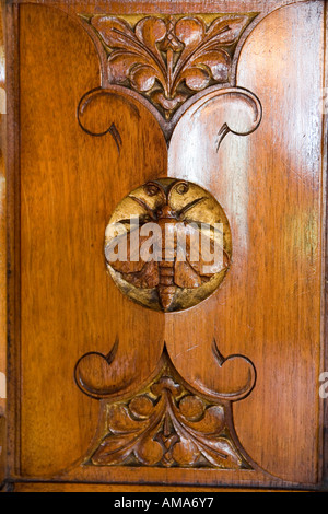 Wales Cardiff Cardiff Castle Herrn Butes Schlafzimmer William Burges Lebenszyklus der Motten Kleiderschrank geschnitzt panel Stockfoto