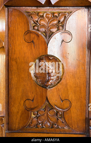 Wales Cardiff Cardiff Castle Herrn Butes Schlafzimmer William Burges Lebenszyklus der Motten Garderobe Raupe panel Stockfoto