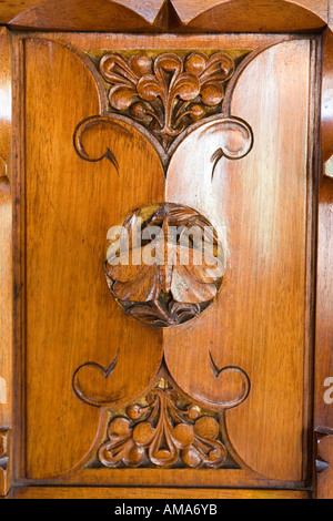 Wales Cardiff Cardiff Castle Herrn Butes Schlafzimmer William Burges Lebenszyklus der Motten Kleiderschrank geschnitzt panel Stockfoto