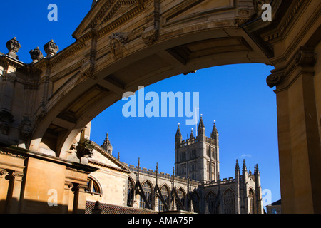 Bath Abbey durch den Bogen über York Street Bad Somerset England Stockfoto