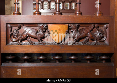 Wales Cardiff Cardiff Castle Schlafzimmer geschnitzten heraldische Holzbett Ende mit Drachen Stockfoto