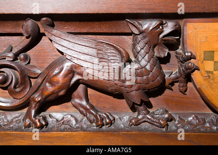 Wales Cardiff Cardiff Castle Schlafzimmer geschnitzten heraldische Holzbett Ende mit Drachen Stockfoto