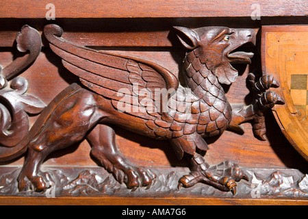 Wales Cardiff Cardiff Castle Schlafzimmer geschnitzten heraldische Holzbett Ende mit Drachen Stockfoto