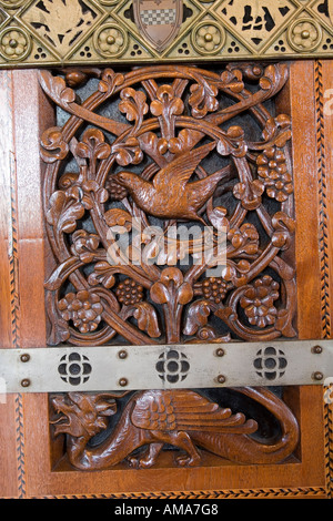 Wales Cardiff Cardiff Castle Schlafzimmer geschnitzt Holz und Metall Tür detail Stockfoto