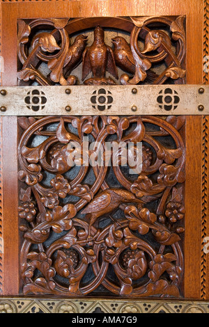 Wales Cardiff Cardiff Castle Schlafzimmer geschnitzt Holz und Metall Tür detail Stockfoto