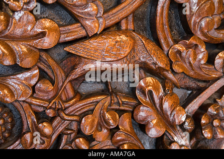 Wales Cardiff Cardiff Castle Schlafzimmer geschnitzt Holz und Metall Tür Detail der Vogel im Laub Stockfoto