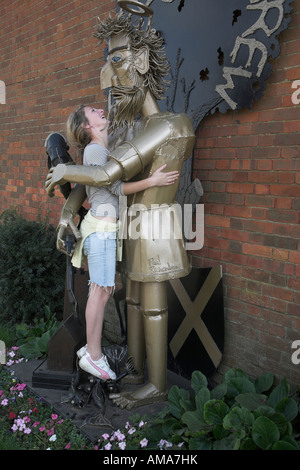 Teenager-Mädchen und Skulptur Capel St Andrew Suffolk England Stockfoto