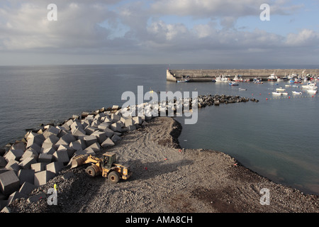 Bei der Arbeit auf dem Wellenbrecher zum Schutz der neuen Strand Playa San Juan Teneriffa Kanarische Inseln Stockfoto