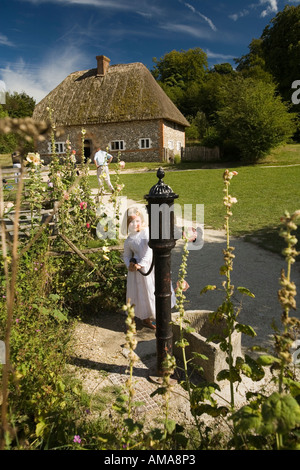 West Sussex Singleton Weald and Downland Museum strohgedeckten Haus von Sussex und Dorf Pumpe Walderton Stockfoto