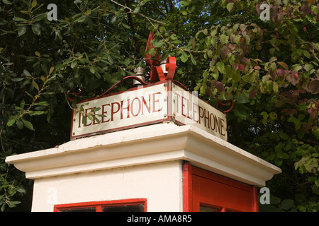 West Sussex Amberley arbeitendes Museum Zeichen der K1 erste nationale Telefon-Kiosk 1920er Stockfoto